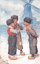 R252218 Jungen versuchen