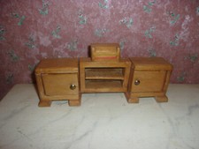 Alter Schrank mit Radio-Kaufladen-Wohnzimmer-Puppenhaus-Puppenstube