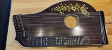 Antike Zither mit Holzkasten, altes Seiteninstrument