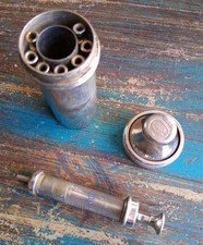 Glas Spritze mit Nadeln