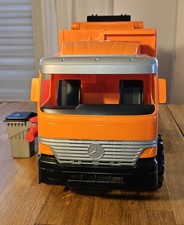 Müllauto mit Mülltonne Müllabfuhr