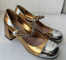 Miu Miu Mary Jane Pumps, Metallkette Perlendetail, Gold/Silber, Lack, Größe 37,5