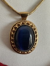 Kette Gold mit marineblauem