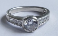 Ring mit 7 Zirkonias 925
