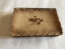 Alte Schachtel mit goldenen