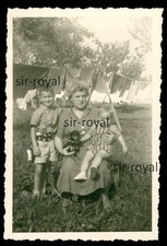 Frau mit Chihuahua Hund und Kindern vor Wäscheleine mit Wäsche - Foto 6x9cm