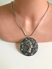 Vintage-Anhänger an einer Kette. Nofretete. Länge: max. 70 cm.