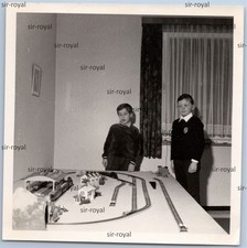 Jungs 1969 mit Modelleisenbahn