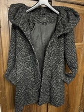 Damen Kurzmantel, Schwarz- Grau mit großer Kapuze. Druckknöpfe u. Knöpfe.