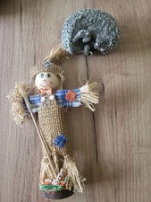 Schöne Herbst-Deko - Vogelscheuche und Igel