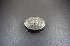 antike Deckeldose, Pillendose versilbert mit floralen Mustern um 1910.