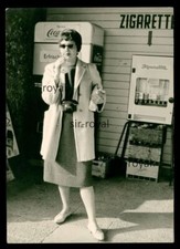 Frau mit Sinalco vor Coca Cola