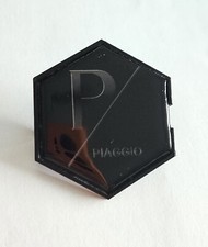 Emblem Piaggio zum Stecken 6-eckig 42x48mm für MP3, Beverly, Carnaby, X7, X8,X10