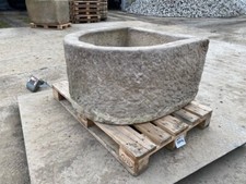 Alter Brunnen aus Grauem Sandstein Steintrog halbrund