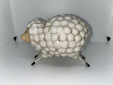 Spardose in Form eines weißen Schafes