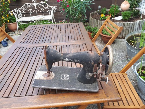 Nähmaschine alt antik rostig