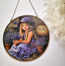 Süßes Lavendelmädchen als