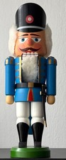 Alter Nussknacker Erzgebirgische Volkskunst DDR, No. 309-2. Soldat, Polizist.