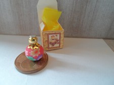 Hübsche Schachtel mit Flakon