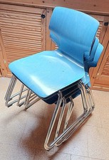 5 stapelbare Stühle, Metallgestell Sitzfläche aus blauem Holz