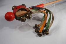 altes Holzspielzeug  Glockenrassel / Schellenstab