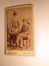 2 junge Männer mit Hut beim