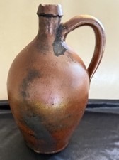 Antike braune Steingutflasche