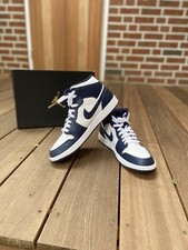 Jordan 1 Mid Navy Gold