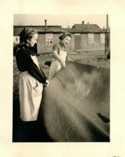 Foto,  Zeit, Süderbrarup 1941: Mit dem Ausklopfer gegen den Staub (MB)21148
