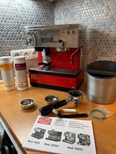 Quick Mill Retro 0835 Espressomaschine mit eingebauter Mühle, rot Kaffeemaschine