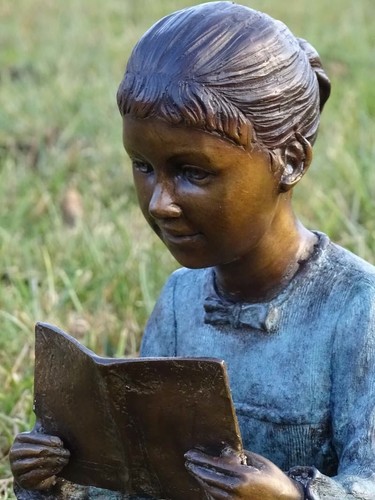 Bronzefigur mädchen mit - bronzefigur, buch