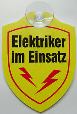 Schild mit Saugnapf Elektriker im Einsatz Handwerk Strom Auto Windschutzscheibe