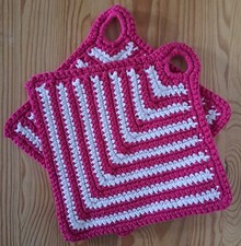2 Topflappen in pink mit  Streifen in weiß, gehäkelt