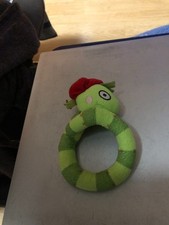 Greifring Beißring Greifspielzeug Wurm Schlange grün rote Mütze sehr schön Rasse