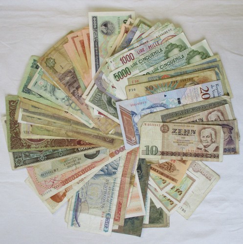 Sammlung mit 100 banknoten aus - 100,