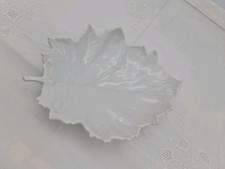 H50) HÖCHST, PORZELLAN . BLATTSCHALE IN WEISS. 