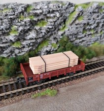 Ladegut Bretterstapel, mittel