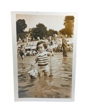 Kleines Mädchen Eva hat ein