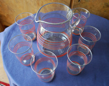 Set aus großem Glaskrug mit