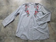 Schöne Bluse mit Strickerei