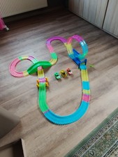 autorennbahn mit blinkenden Autos für Kinder bis 8 Jahren