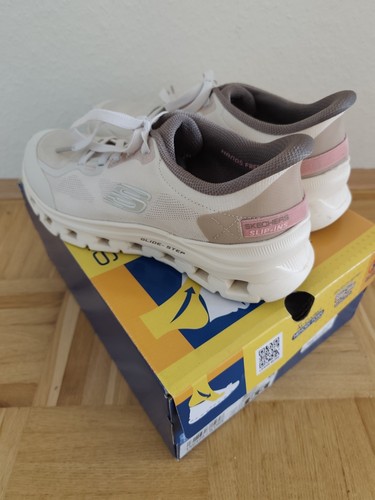 SKECHERS