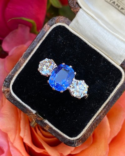 Ring mit drei - , saphir