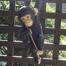 Gartenfigur Affe am Seil