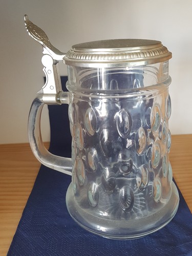 Bierkrug aus glas mit - bierkrug,