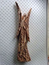 ENGELSFIGUR aus Echtholz einseitig mit Rinde, braun