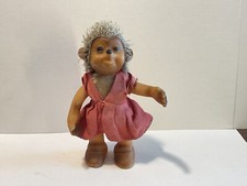 Mecki Steiff Gummi Figur 50er Jahre: Frau Micki mit Stoffkleidung + Filzhaaren