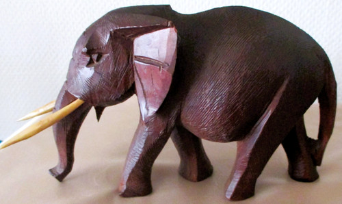 Handgeschnitzter elefant - handgeschnitzter,