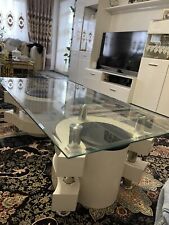 Der Couchtisch Ist unten Aus Holz Defekt, Und der Tisch hat zwei Stühle.