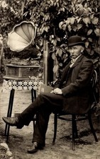 Foto Ak Mann auf einem Stuhl